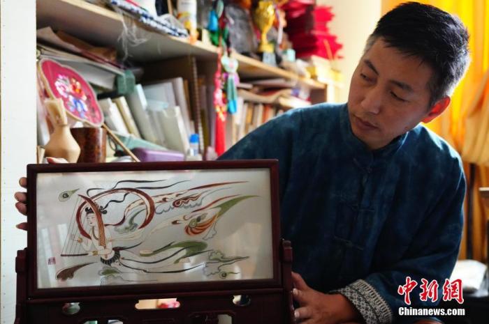 圖為劉云帆展示敦煌元素的刺繡作品。 中新社發(fā) 謝秉錫 攝