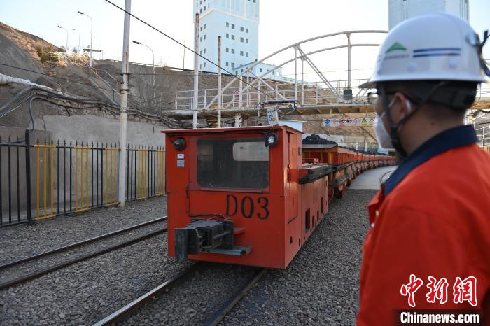 圖為工作人員正在觀察車輛運(yùn)行情況?！±顏嘄?攝