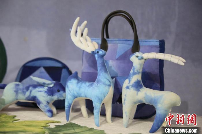 圖為許靜的非遺文創(chuàng)作品。(資料圖) 甘肅省非遺保護(hù)中心供圖