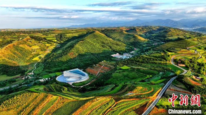 航拍視角下的樺林古動(dòng)物化石埋藏原址館。該館位于臨夏州和政縣。(資料圖) 和政宣傳部供圖