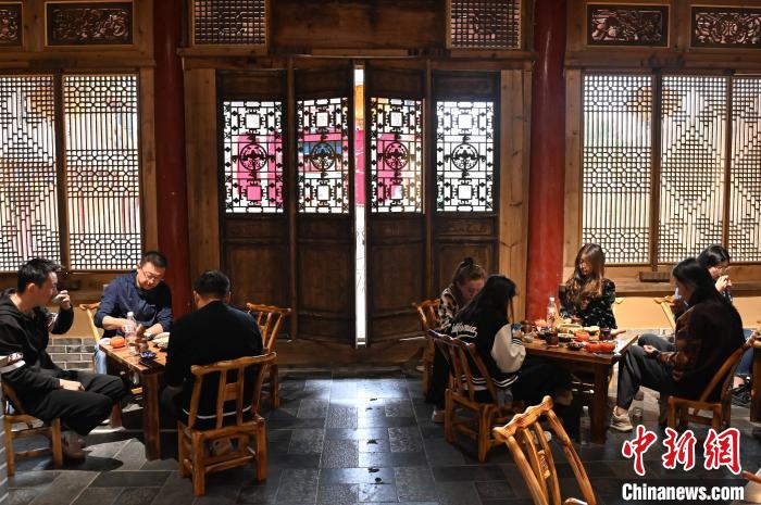 圖為甘肅天水市秦州區(qū)平南鎮(zhèn)蘇灣村民俗莊園內(nèi)的“圍爐煮茶”網(wǎng)紅打卡點(diǎn)。(資料圖) 李亞龍 攝