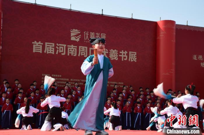 圖為學(xué)生們?cè)陂_(kāi)幕式上誦讀經(jīng)典?！×赫赵?攝