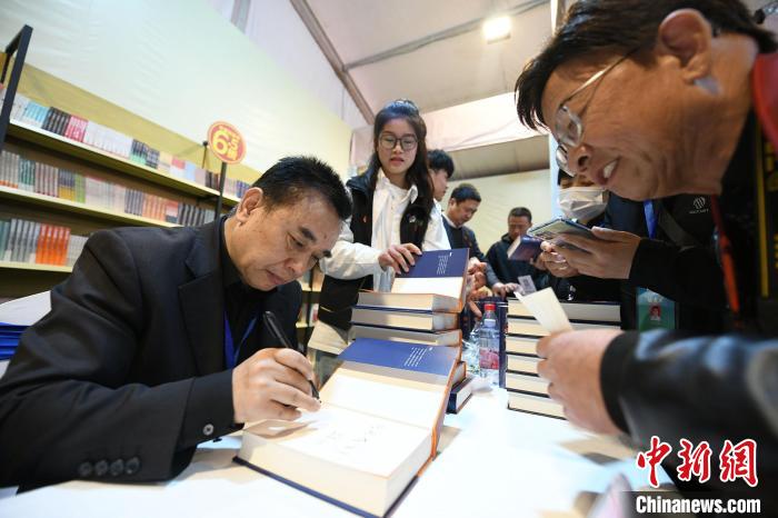 圖為作家王躍文現(xiàn)場(chǎng)簽名售書?！×赫赵?攝