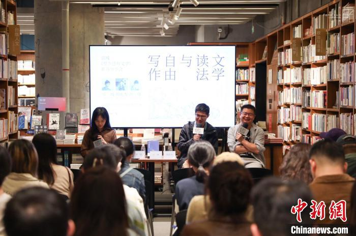 《至少還有文學(xué)》推出：在今天，我們?yōu)槭裁催€需要文學(xué)？