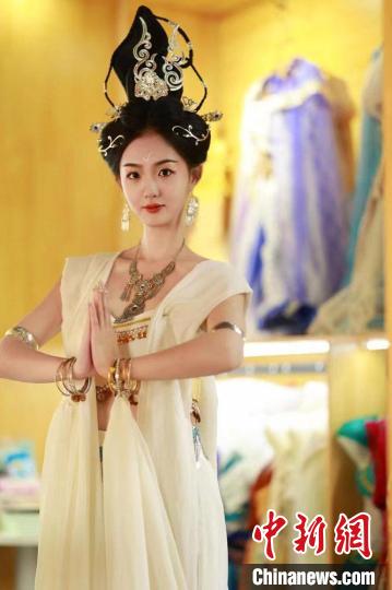 圖為身著“飛天裝”的敦煌大漠“逐舞者”奧楠。(資料圖) 敦煌市委宣傳部供圖