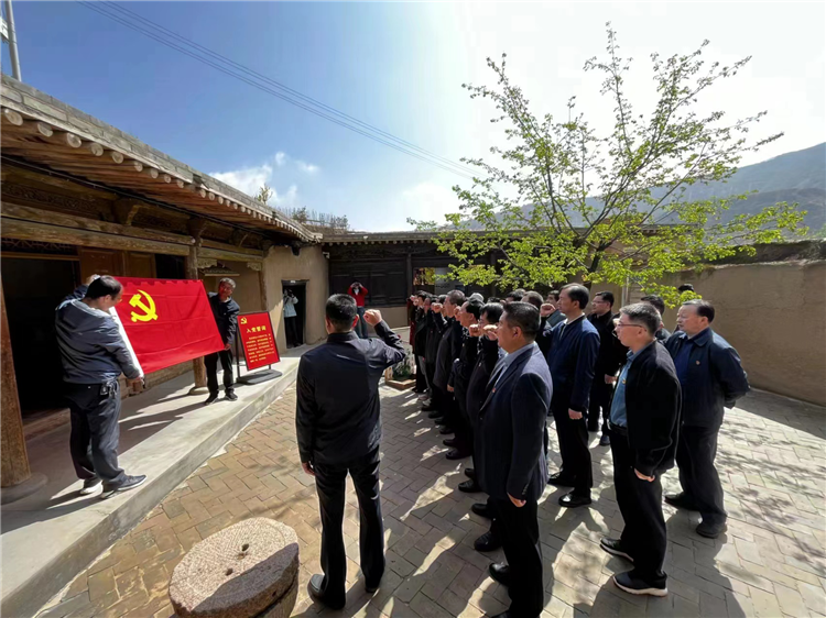 圖為臨夏州紀委監(jiān)委組織黨員干部在東鄉(xiāng)縣布塄溝黨史教育基地開展革命教育活動，賡續(xù)紅色血脈、汲取奮進力量、激發(fā)干事熱情。.png