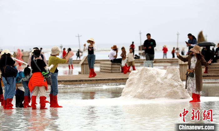 圖為游客在茶卡鹽湖拍照。　薛蒂 攝