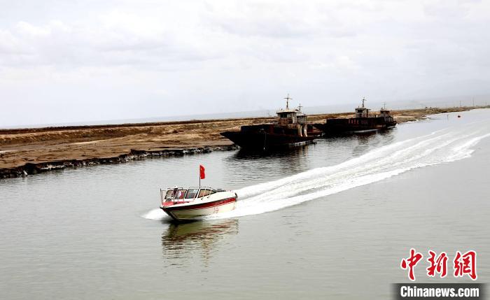 圖為茶卡鹽湖?！⊙Φ?攝