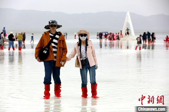 圖為游客在茶卡鹽湖之中。　薛蒂 攝