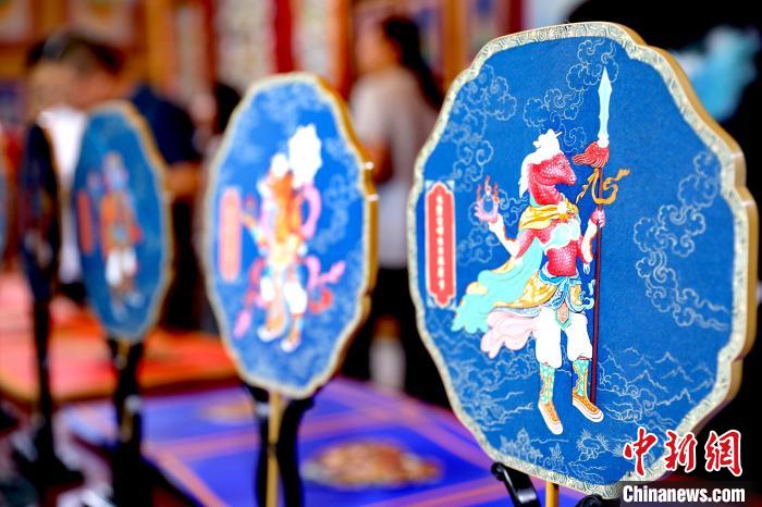 圖為唐卡延伸產(chǎn)品?！⊙Φ?攝