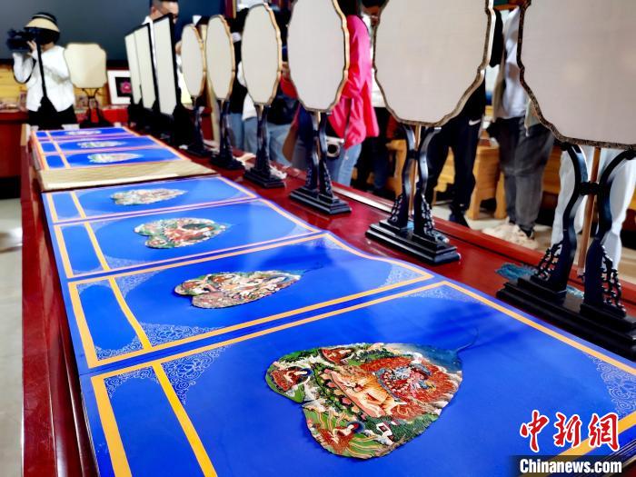 圖為唐卡延伸產(chǎn)品。　張?zhí)砀?攝