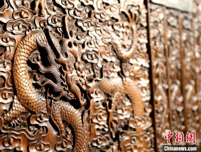 圖為青海永錄民俗博物館內(nèi)珍藏的中式家具細節(jié)展示?！⊙Φ?攝