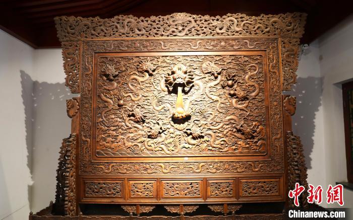 圖為青海永錄民俗博物館內(nèi)珍藏的中式家具。　薛蒂 攝