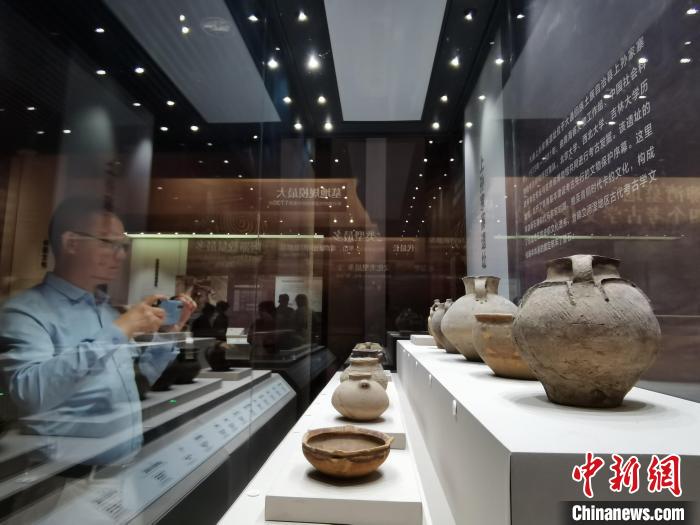 圖為河湟文化博物館展陳的陶器?！?zhí)砀?攝