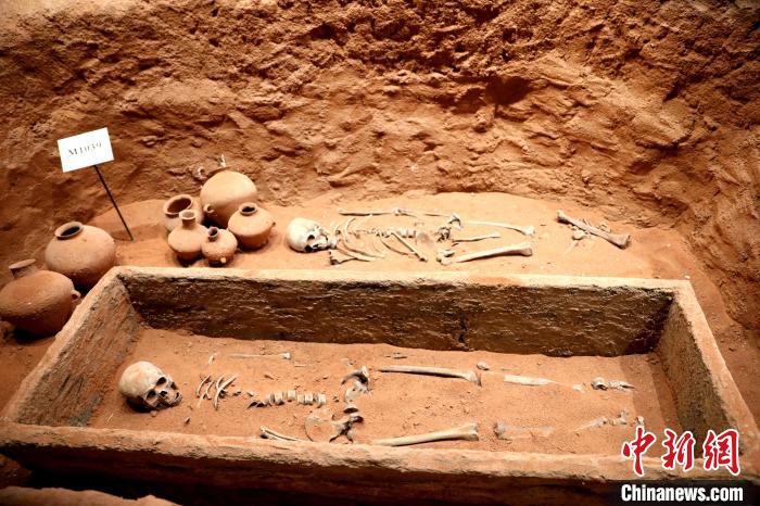 圖為河湟文化博物館復(fù)制展陳的墓葬及其彩陶陪葬品。　薛蒂 攝