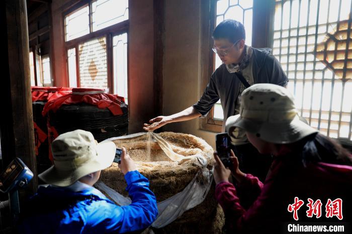 圖為青稞酒文化展示?！⊙Φ?攝