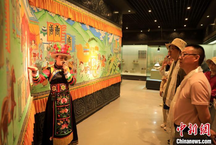 圖為媒體記者了解土族文化。　薛蒂 攝