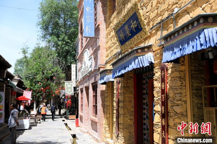 圖為平安驛·河湟民俗文化體驗地的門店?！⊙Φ?攝