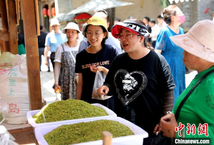 圖為民眾購買青海特色小吃?！⊙Φ?攝