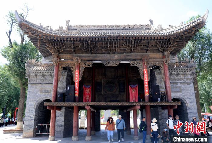 圖為平安驛·河湟民俗文化體驗地的戲樓?！⊙Φ?攝