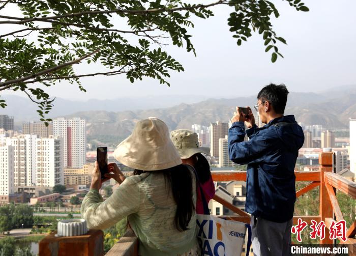 圖為媒體記者登頂朝陽山?！⊙Φ?攝