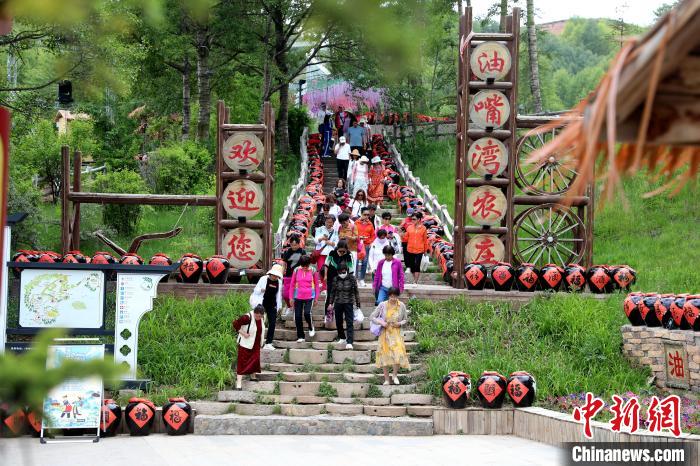 圖為油嘴灣生態(tài)文化景區(qū)的游客?！⊙Φ?攝