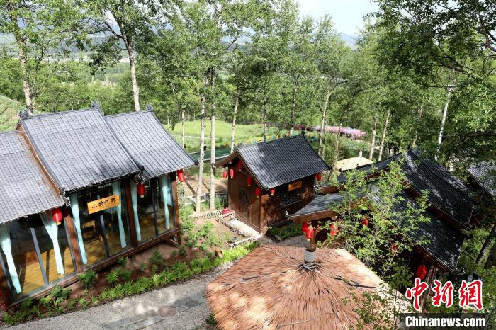 圖為景區(qū)內(nèi)依山而建的民宿?！⊙Φ?攝