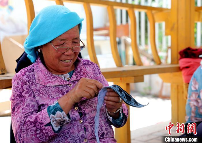 圖為繡娘在土族盤繡園內(nèi)制作盤繡?！⊙Φ?攝