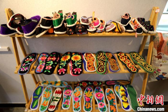 圖為盤繡作品?！⊙Φ?攝