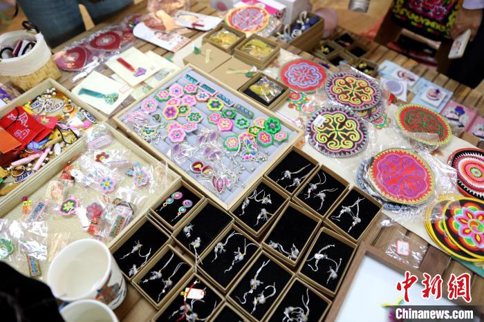 圖為盤繡作品?！⊙Φ?攝