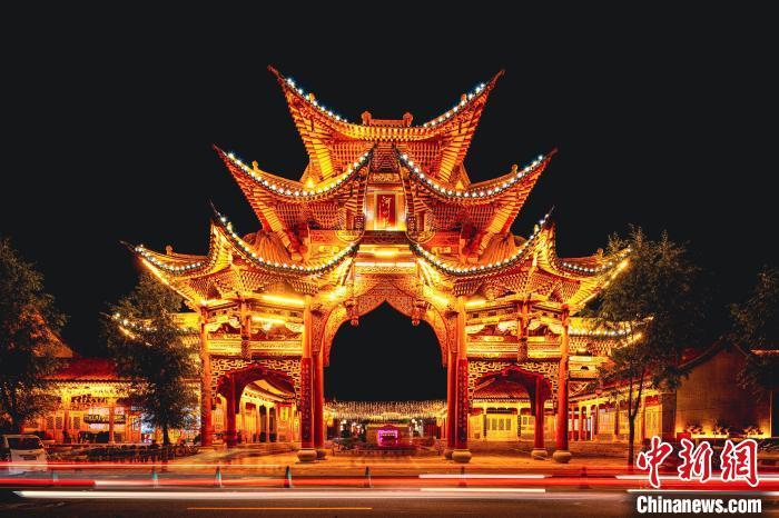 夜幕下的臨夏縣河州苑。夏雨 攝