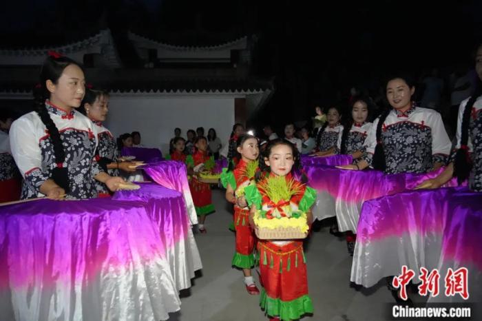 甘肅省西和縣姜席鎮(zhèn)晚霞湖畔，當(dāng)?shù)孛耖g舉行盛大的乞巧儀式。魏朵朵 攝