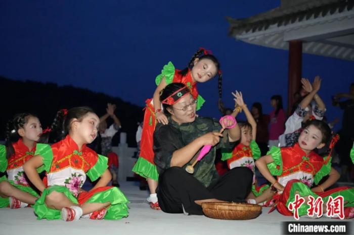 甘肅省西和縣小朋友們迎接“巧娘娘”。魏朵朵 攝