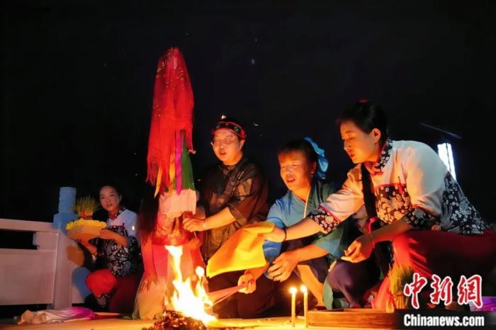 持續(xù)七天八夜的乞巧節(jié)正在西漢水上游的甘肅省西和縣進(jìn)行。西和縣姜席鎮(zhèn)晚霞湖畔，民眾“巧頭”點(diǎn)蠟、炷香、焚裱紙、跪拜，準(zhǔn)備將“巧娘娘”請(qǐng)進(jìn)院。魏朵朵 攝