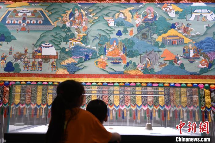 8月20日，兩名小觀眾參觀大型歷史題材卷軸唐卡“涼州會(huì)盟”。　戴文昌 攝