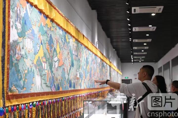 圖為觀(guān)眾參觀(guān)唐卡《涼州會(huì)盟》。 中新社記者 戴文昌 攝