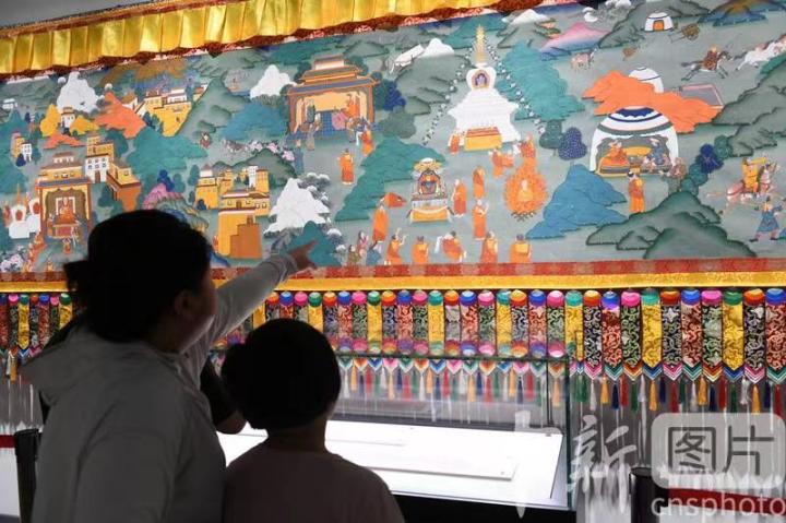 圖為觀(guān)眾觀(guān)看唐卡《涼州會(huì)盟》。 中新社記者 戴文昌 攝