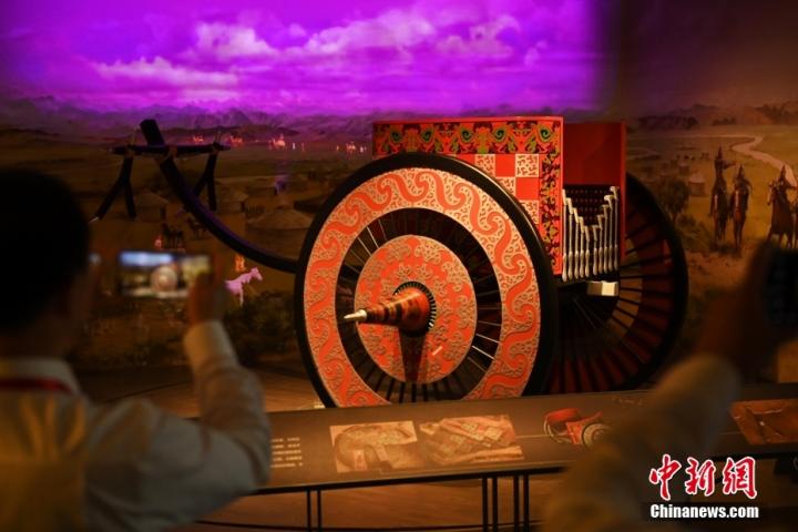 8月16日，甘肅省天水市張家川回族自治縣馬家塬車輿博物館內(nèi)，游客拍攝等比例的戰(zhàn)國西戎車輿復(fù)制品。