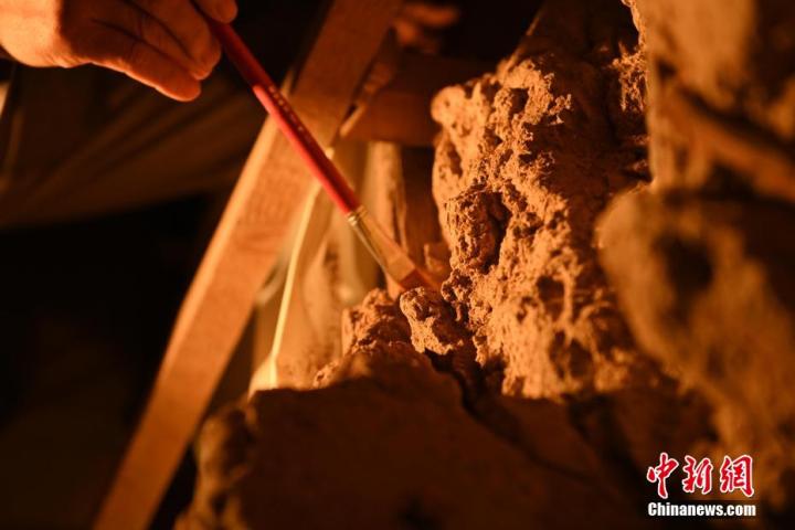 8月25日，文物修復(fù)師牟常有進行文物修復(fù)工作。