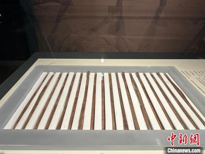 圖為甘肅簡牘博物館展陳的漢簡。中新社記者 戴文昌 攝