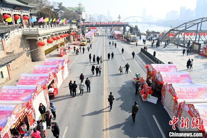 1月30日，蘭州黃河畔的年貨集市吸引顧客選購(gòu)年貨。九美旦增 攝</p><p>