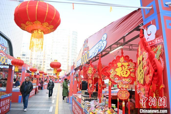 1月30日，蘭州街頭琳瑯滿目的年貨吸引顧客選購(gòu)。九美旦增 攝</p><p>