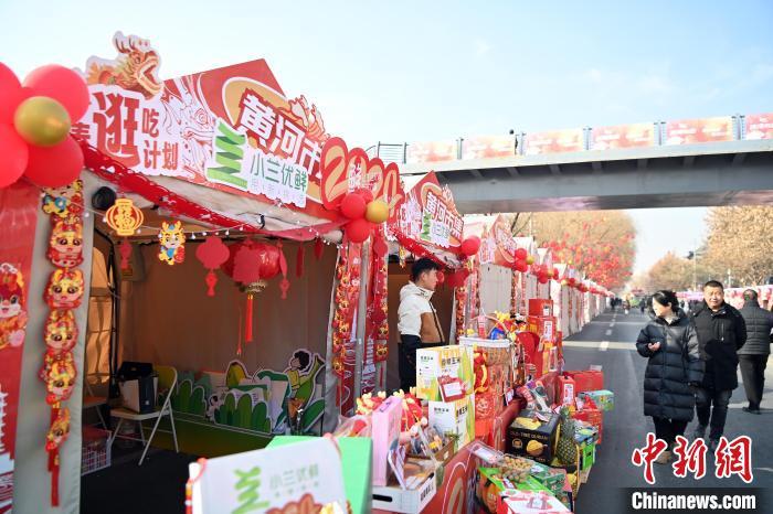 1月30日，蘭州黃河畔的年貨集市吸引顧客選購(gòu)年貨。九美旦增 攝</p><p>