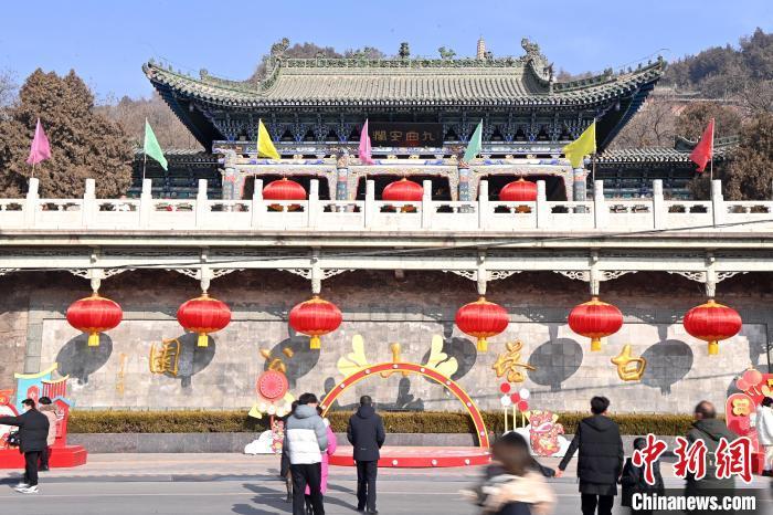 1月30日，裝扮一新的蘭州白塔山公園節(jié)日氛圍濃厚。九美旦增 攝</p><p>