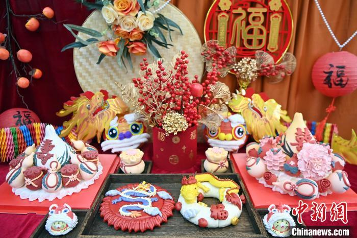 1月25日，春節(jié)臨近，蘭州一花饃店“龍”元素花饃熱銷(xiāo)。圖為展出的“龍”元素花饃。九美旦增 攝