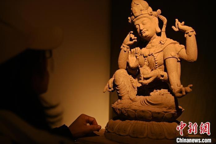 圖為季茂杰觀察自己創(chuàng)作的敦煌木雕。李亞龍 攝