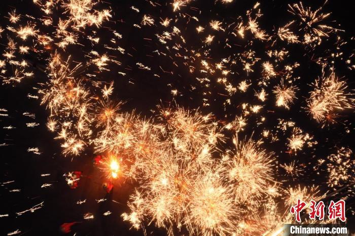 灼熱的鐵水在空中迸散。在空中形成“鐵花火雨”的景象，似天女散花，似群星漫天，如夢(mèng)如幻，美不勝收。侯奇志 攝</p>
<p>