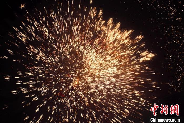 據(jù)悉，“花”與“發(fā)”諧音，取“打花打花，越打越發(fā)”之意。“打鐵花”不僅蘊(yùn)含著人們祈福納祥的美好愿望，也展現(xiàn)了民間生鐵冶煉傳統(tǒng)技藝的工匠精神。侯奇志 攝