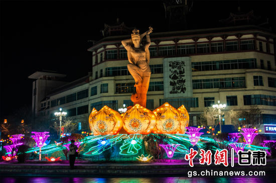 2024年春節(jié)期間，敦煌市中心盤旋路上的反彈琵琶燈組。王斌銀 攝