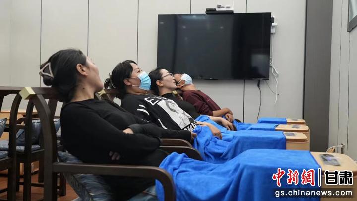 圖為當?shù)鼐用耋w驗藏醫(yī)院診療。卓瑪草 攝